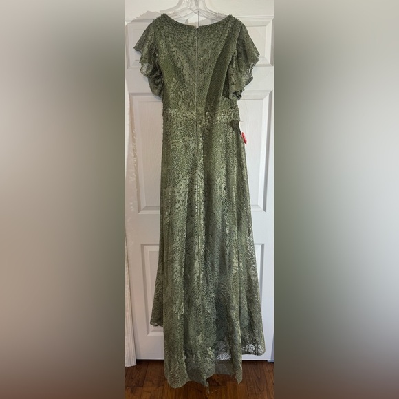 Mac Duggal Embroidered Flutter Sleeve V-Neck Gown NWT Size 16  Style #20310 - Picture 8 of 8